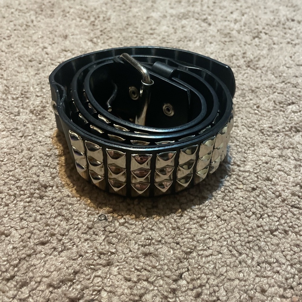 Three Pyramid Row Belt